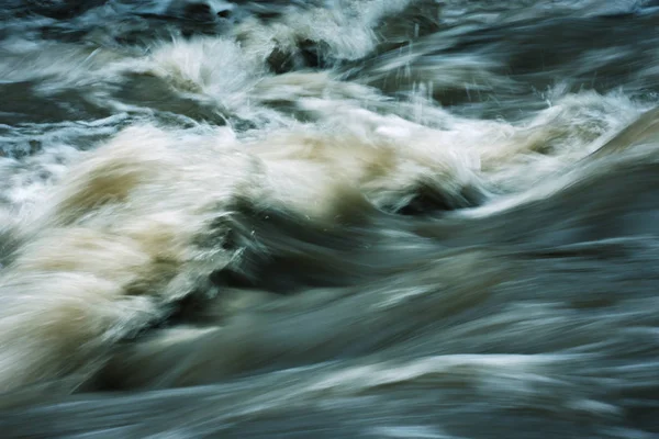 Dettaglio astratto di un forte fiume selvaggio — Foto Stock