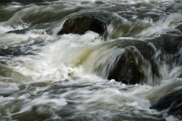 Pedra no rio rápido — Fotografia de Stock