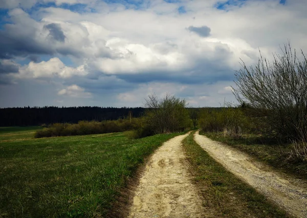 Camino a través del campo — Foto de Stock