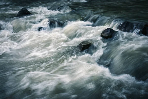 Rio branco com pedras — Fotografia de Stock