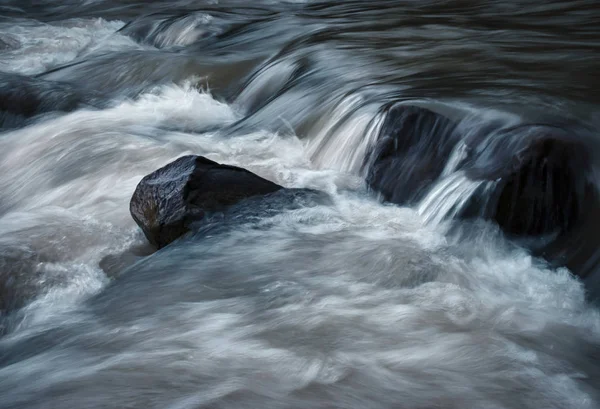 Pohled na divoké vodě řeky — Stock fotografie