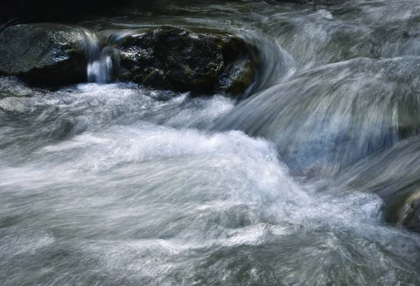 渓流のぼかしの詳細 — ストック写真