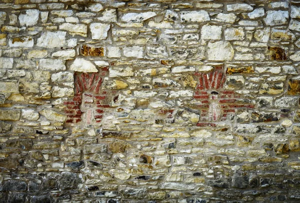 Metselwerk vergrendeld windows op de stenen muur — Stockfoto