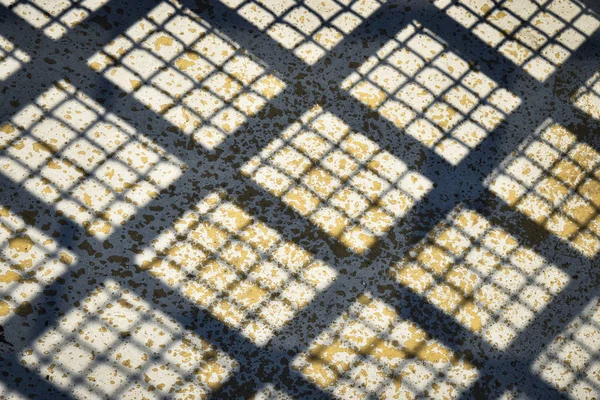 Grid shadow på betong — Stockfoto