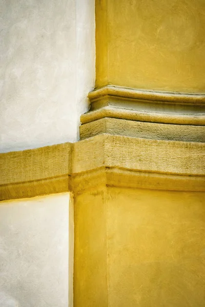 Color contrast on the old medieval pillar — Stock Photo, Image