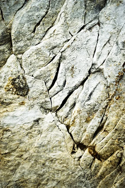 Detalj av gamla knäckt rock kalksten — Stockfoto