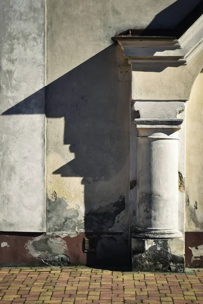 column shadow on the wall