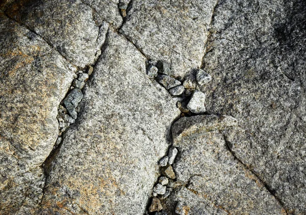 Гранитная скала с мелкой галькой — стоковое фото