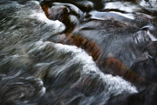 Modello astratto di onda sul fiume che scorre — Foto Stock