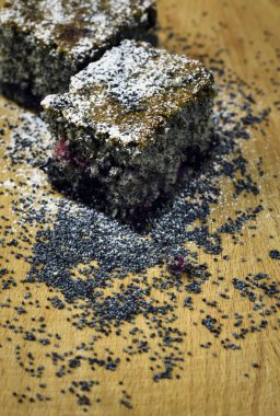 bir ahşap tahta üzerinde haşhaş tohum kek