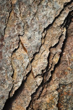 çatlaklar erozyona uğramış kahverengimsi taşla