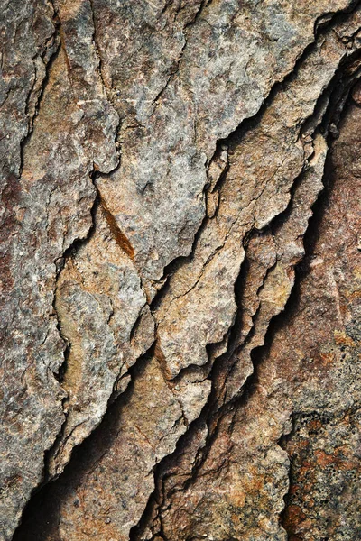 çatlaklar erozyona uğramış kahverengimsi taşla