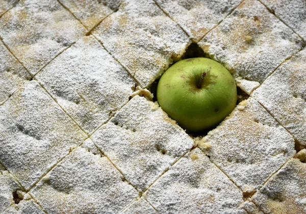 Grüner Apfel in einem Kuchen versteckt — Stockfoto