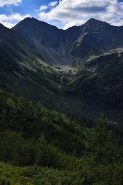 Yokuş aşağı derin vadiler