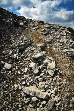 Taş dağ yolu bulutlar için