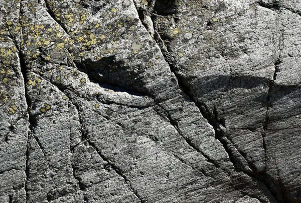 旧花岗岩上的划痕 — 图库照片