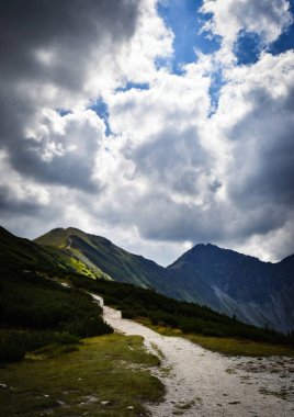 dağ sırtı üzerinde dramatik gökyüzü