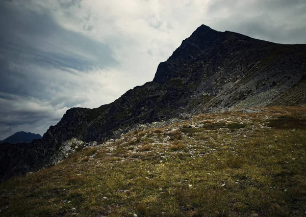 극적인 하늘 뾰족한 산 정상 — 스톡 사진