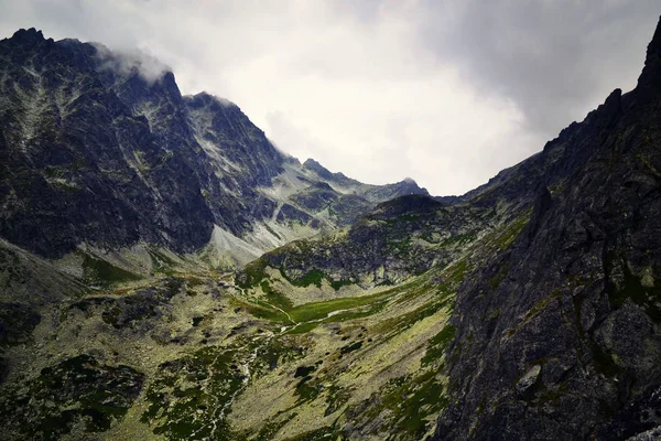 Una valle di montagna cupa — Foto Stock