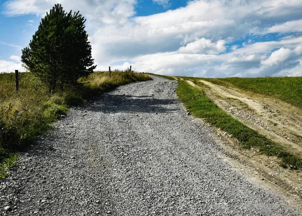 Camino de piedra hasta la colina — Foto de Stock