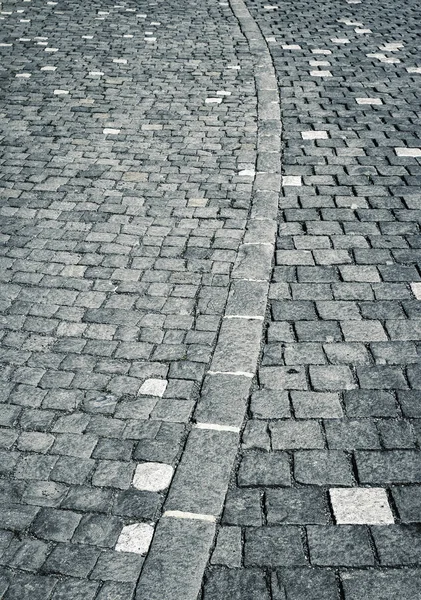 Arco sobre pavimento de piedra con cubos — Foto de Stock