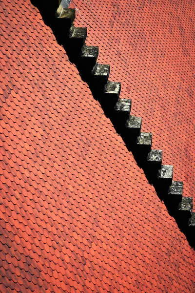Dettaglio tetto piastrellato rosso con scale — Foto Stock