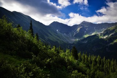 Bulutların üzerinde dağ Vadisi