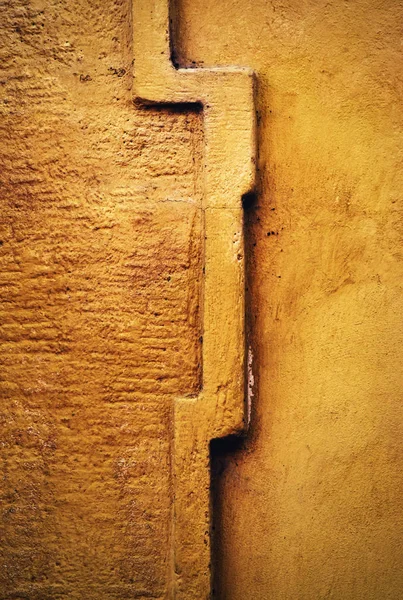 Gesims Detail an einer alten ockerfarbenen Wand — Stockfoto