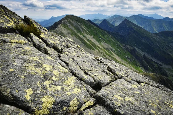 Горный пейзаж с камнем на переднем плане — стоковое фото