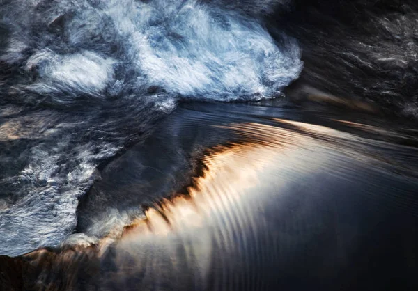 水の秋の波をぼやけ — ストック写真