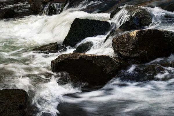 Massi nelle acque veloci del fiume — Foto Stock