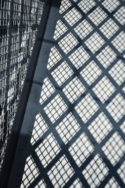 Tel kafes raylar üzerinde beton gölge