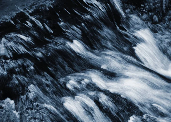 Bulanık dalgalanmalar ile vahşi nehir — Stok fotoğraf