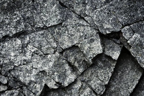 Bir granit kırık parçası koyu — Stok fotoğraf