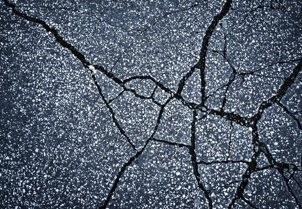 Pavimento de asfalto con grietas en la superficie — Foto de Stock