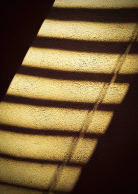 gölge güneşlikler turuncu duvardaki