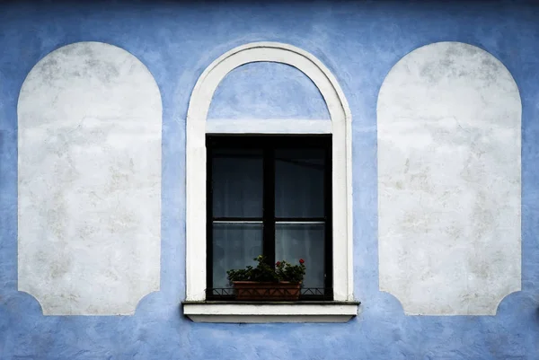 Окно на голубой старой стене — стоковое фото
