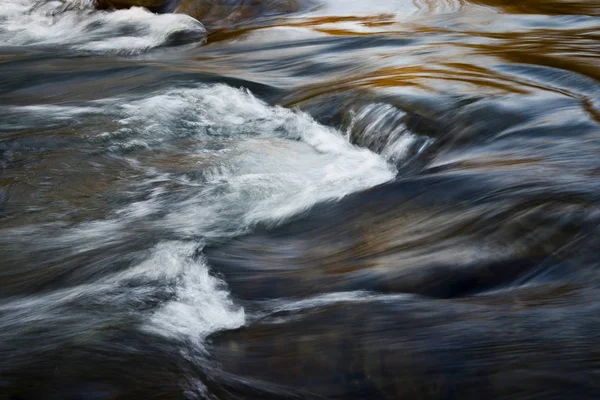 Herbst verschwommenes dunkles Wasser — Stockfoto