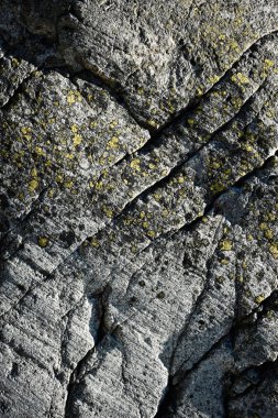 yivli bir granit blok üzerinde ayrıntılı