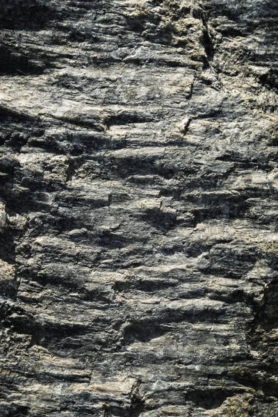 Темно-горизонтальный сложенный камень — стоковое фото