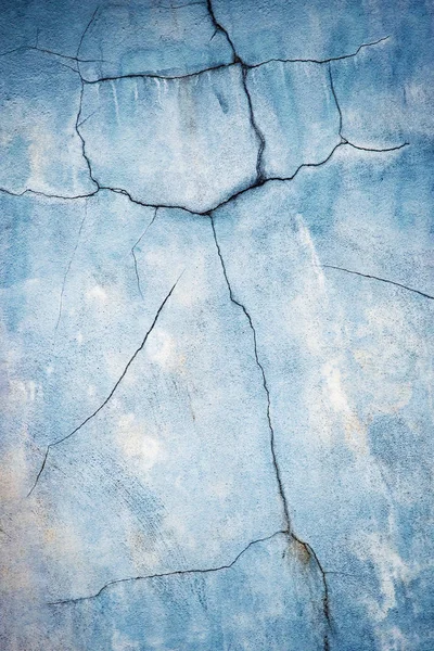 Vieja pared azul pálido con grietas — Foto de Stock