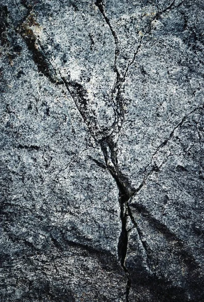 균열와 어두운 화강암 — 스톡 사진