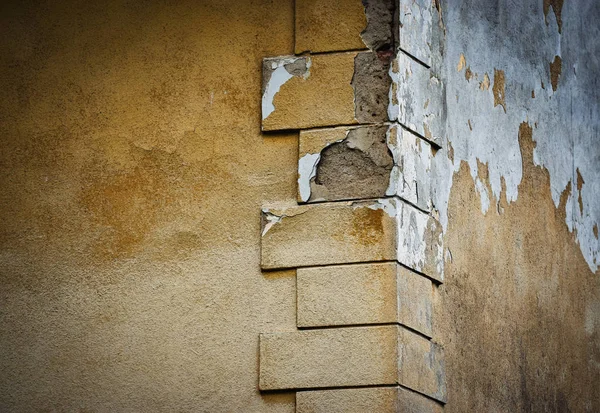 L'angolo della vecchia parete danneggiata — Foto Stock