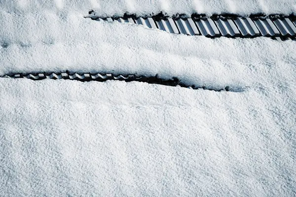 Telhado de azulejos coberto de neve — Fotografia de Stock