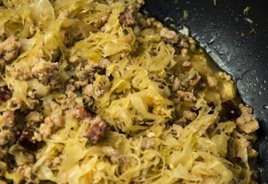 Kıyılmış et ile haşlanmış lahana