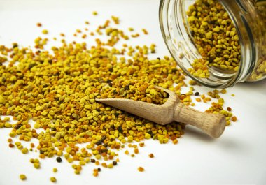 bir cam şişe serpilir polen