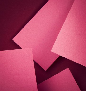 Bordo arka plan üzerinde pembe kağıt