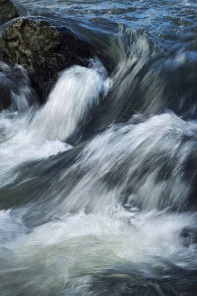 Dettaglio di acqua rapida selvatica — Foto Stock