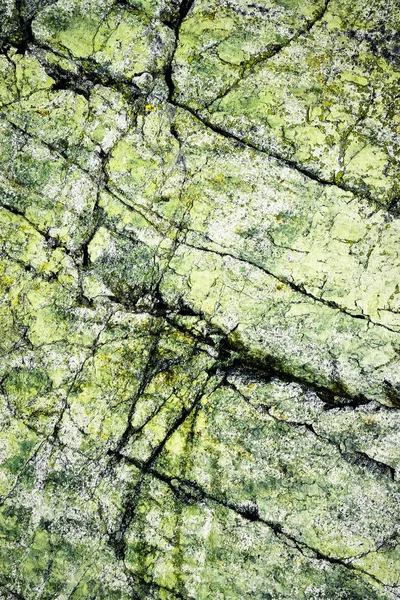 Abstrakt, grønn stein med sprekker – stockfoto