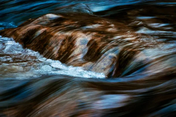 Размытые каскады на осенней реке — стоковое фото